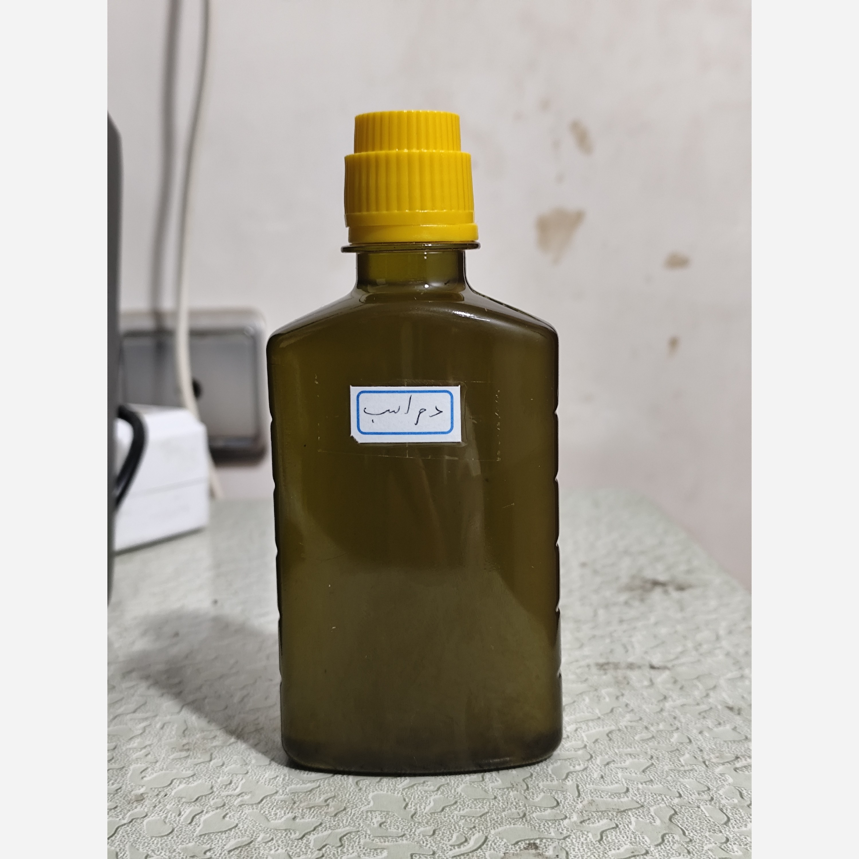 روغن دم اسب اصل زداوی ربع لیتری (سیاه کننده مو-پرپشت کننده مو-پرپشت کننده ابرو و مژه-تقویت ناخن-رشد ناخن-سفت کننده ناخن)