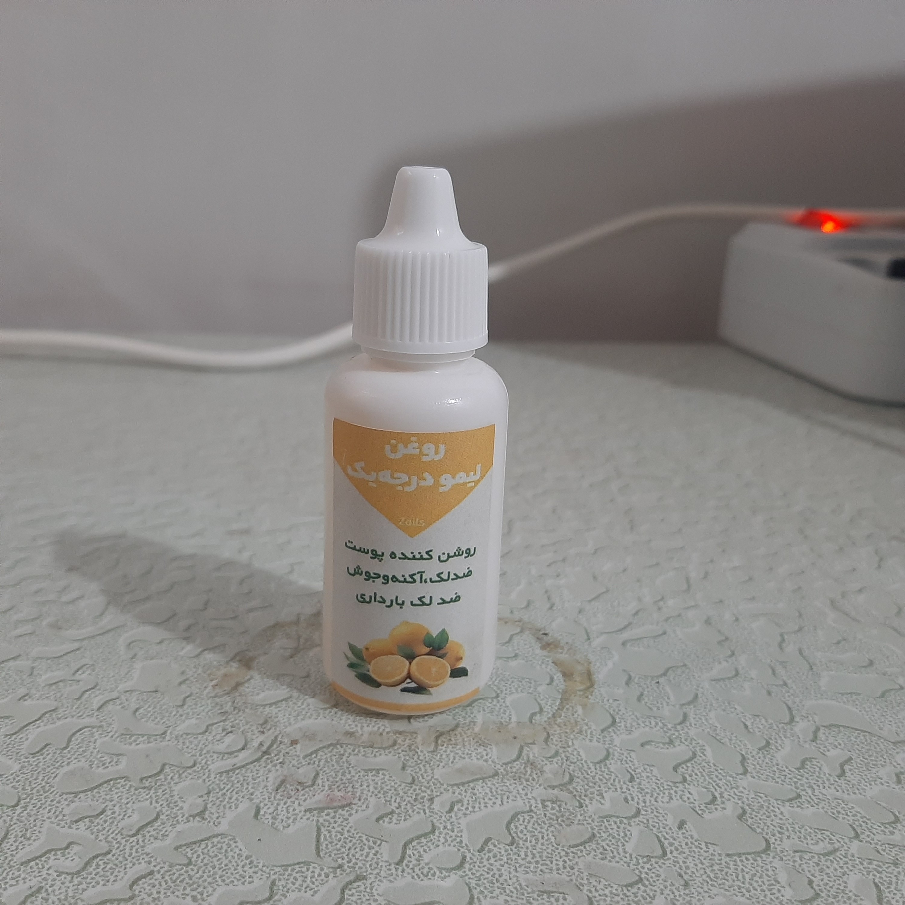روغن لیمو اصل 30 میلی (روشن کننده پوست - لک صورت - جوش صورت - آکنه - لک بارداری - ضدلک)