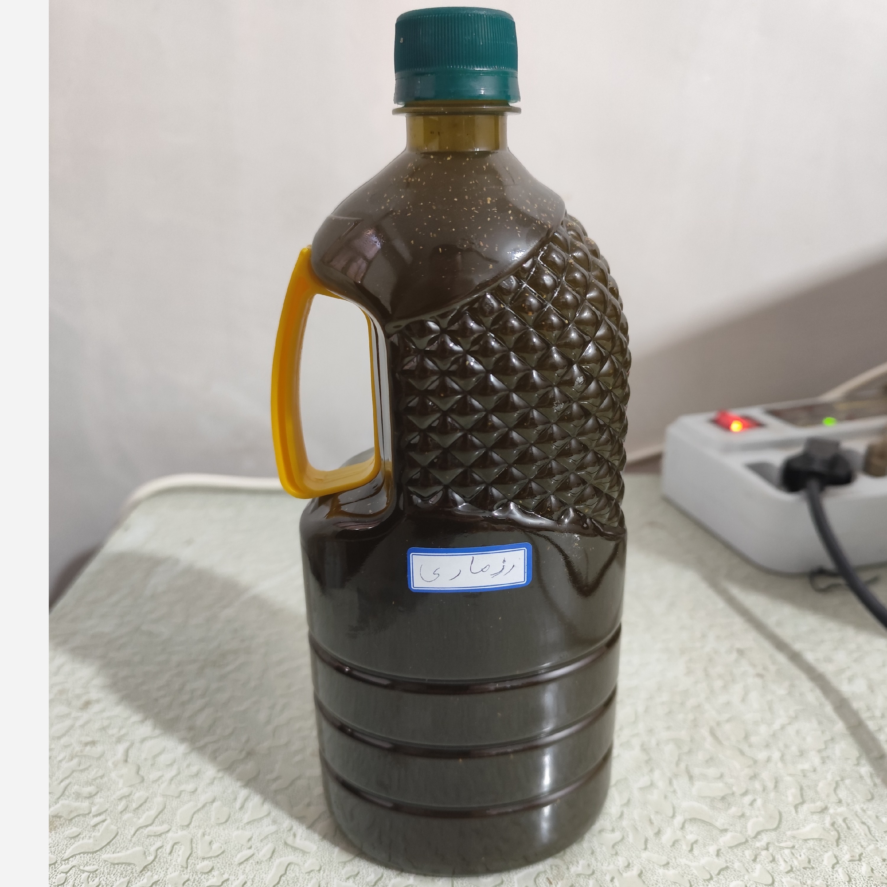 روغن رزماری اصل و خالص یک لیتری (ریزش مو پرپشت کننده مو تقویت مژه و ابرو تقویت ریش و سبیل)