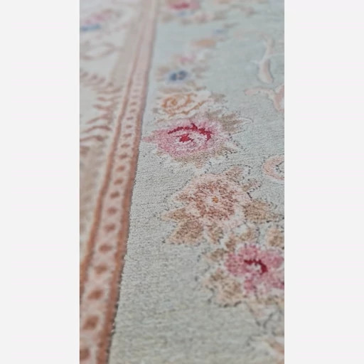 فرشینه مخمل ترک لوکس طرح کلاسیک، آبی پاستلی و کرم گلدار - کد M109