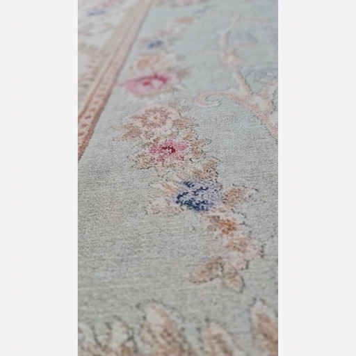فرشینه مخمل ترک لوکس طرح کلاسیک، آبی پاستلی و کرم گلدار - کد M109