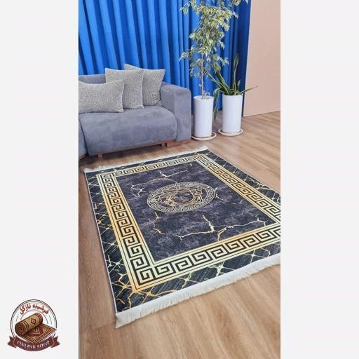 فرش مشکی طلایی طرح ورساچه h481 جنس مخمل تُرک استُپ دار (ضد سر)