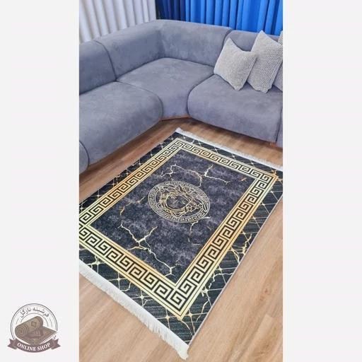 فرش مشکی طلایی طرح ورساچه h481 جنس مخمل تُرک استُپ دار (ضد سر)