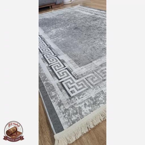 فرشینه مدرن خاکستری h174 با حاشیه طرح یونانی – مخمل تُرک، ضد لغزش و قابل سفارش در ابعاد دلخواه
