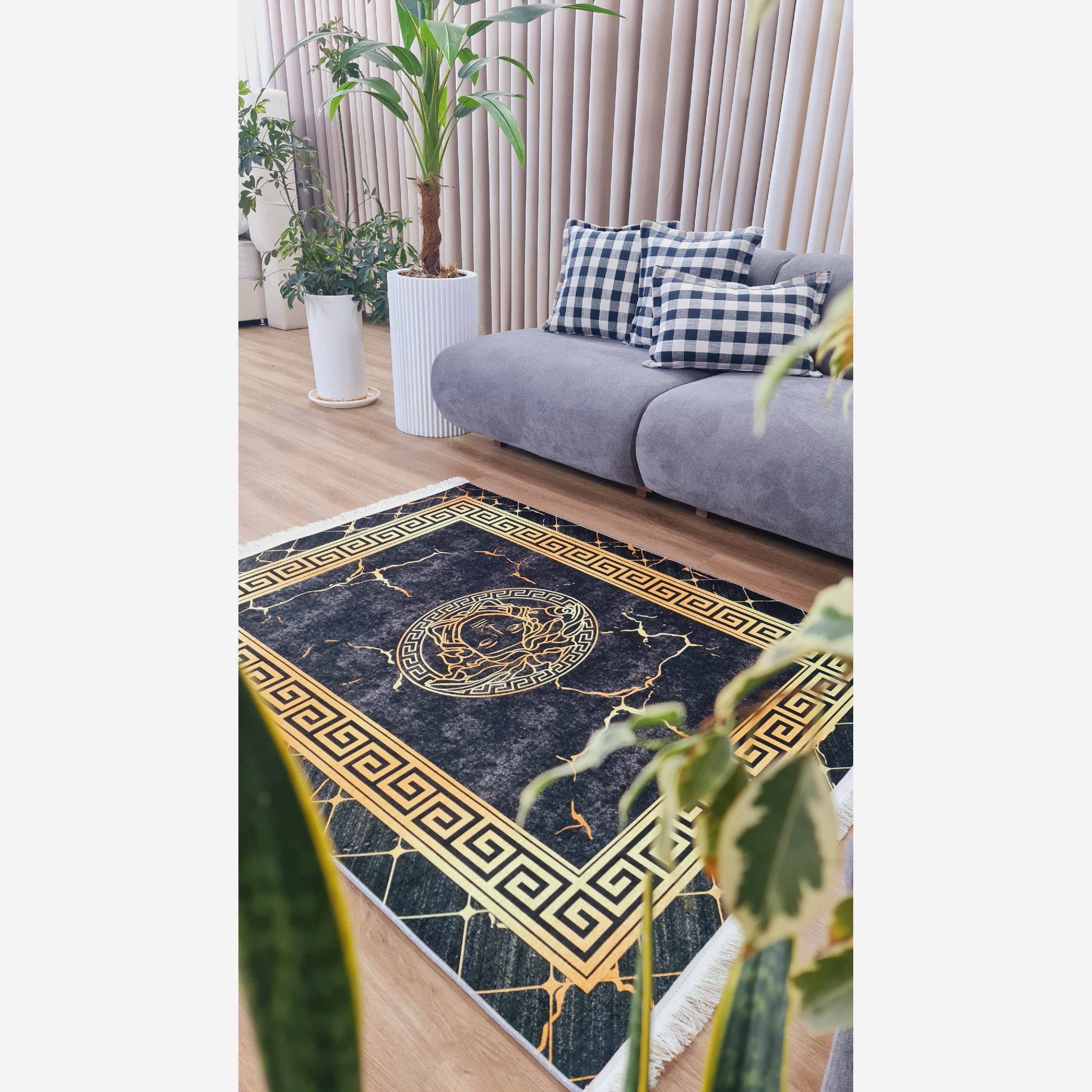 فرش مشکی طلایی مدرن جنس مخمل تُرک استُپ دار (ضد سر) (پس کرایه)