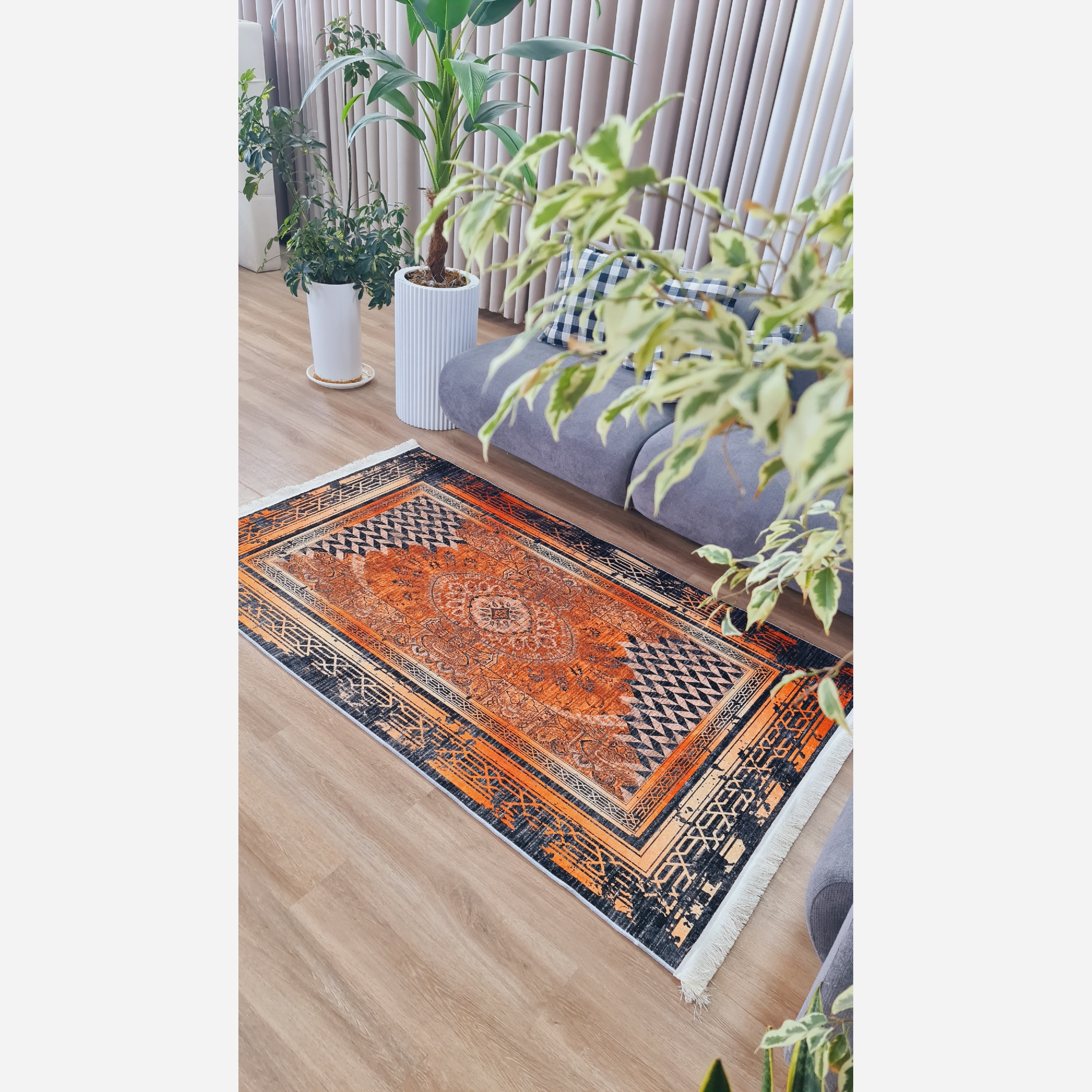فرش وینتیج مخمل نارنجی مشکی h482 استُپ دار ( ضد سُر ) (پس کرایه)