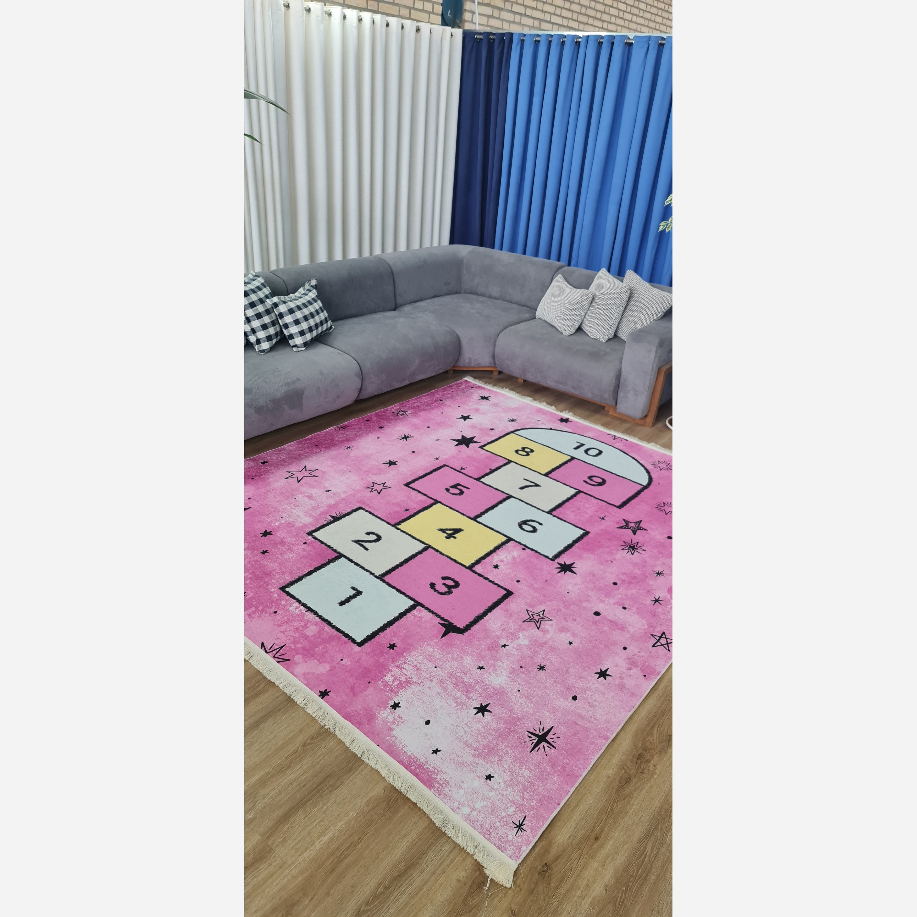 فرش کودک جنس مخمل طرح لِی لِی استُپ دار( ضد سُر) (پس کرایه)