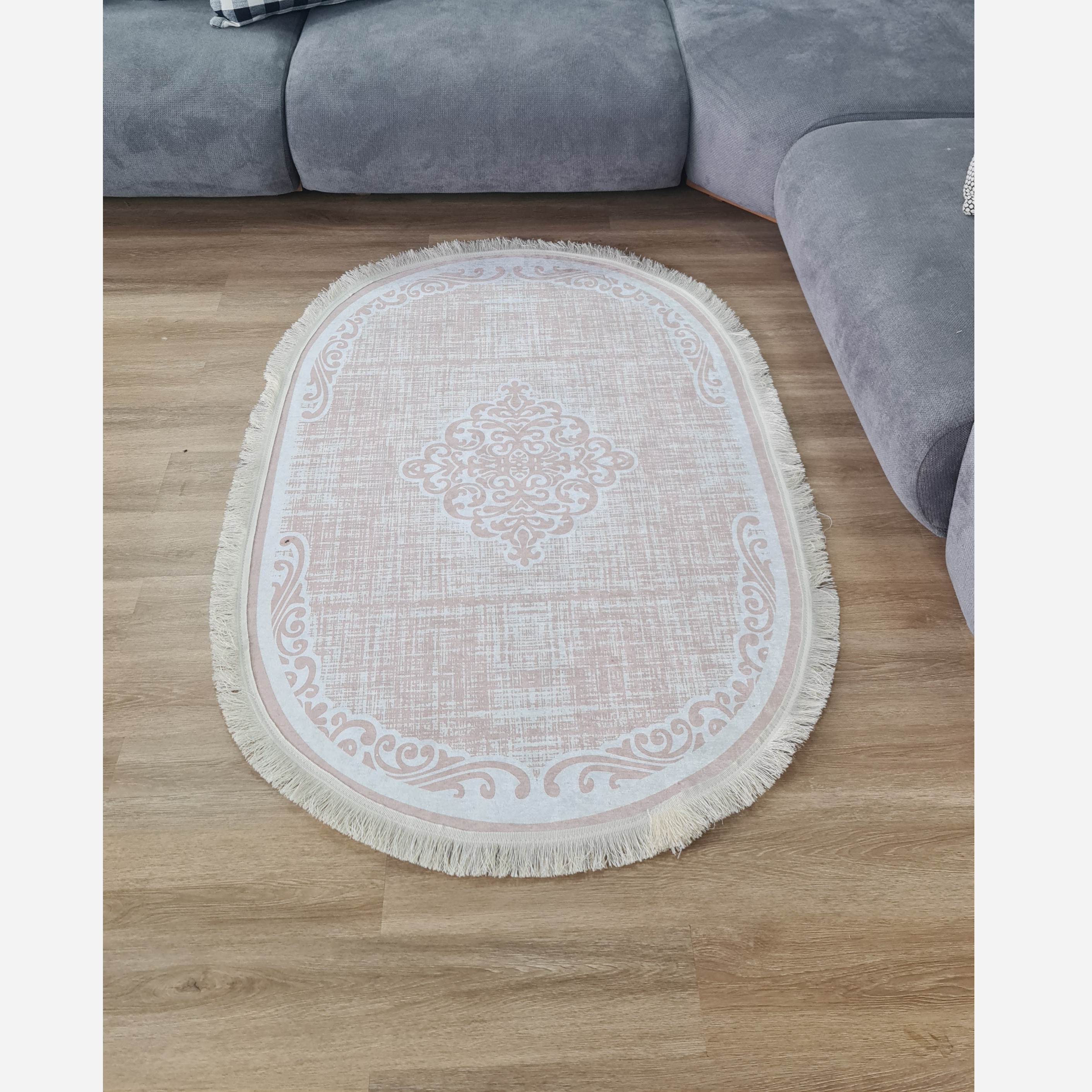 فرشینه بیضی مخمل کرم کم رنگ استُپ دار (اصلا سُر نمیخوره) b26 (پس کرایه)