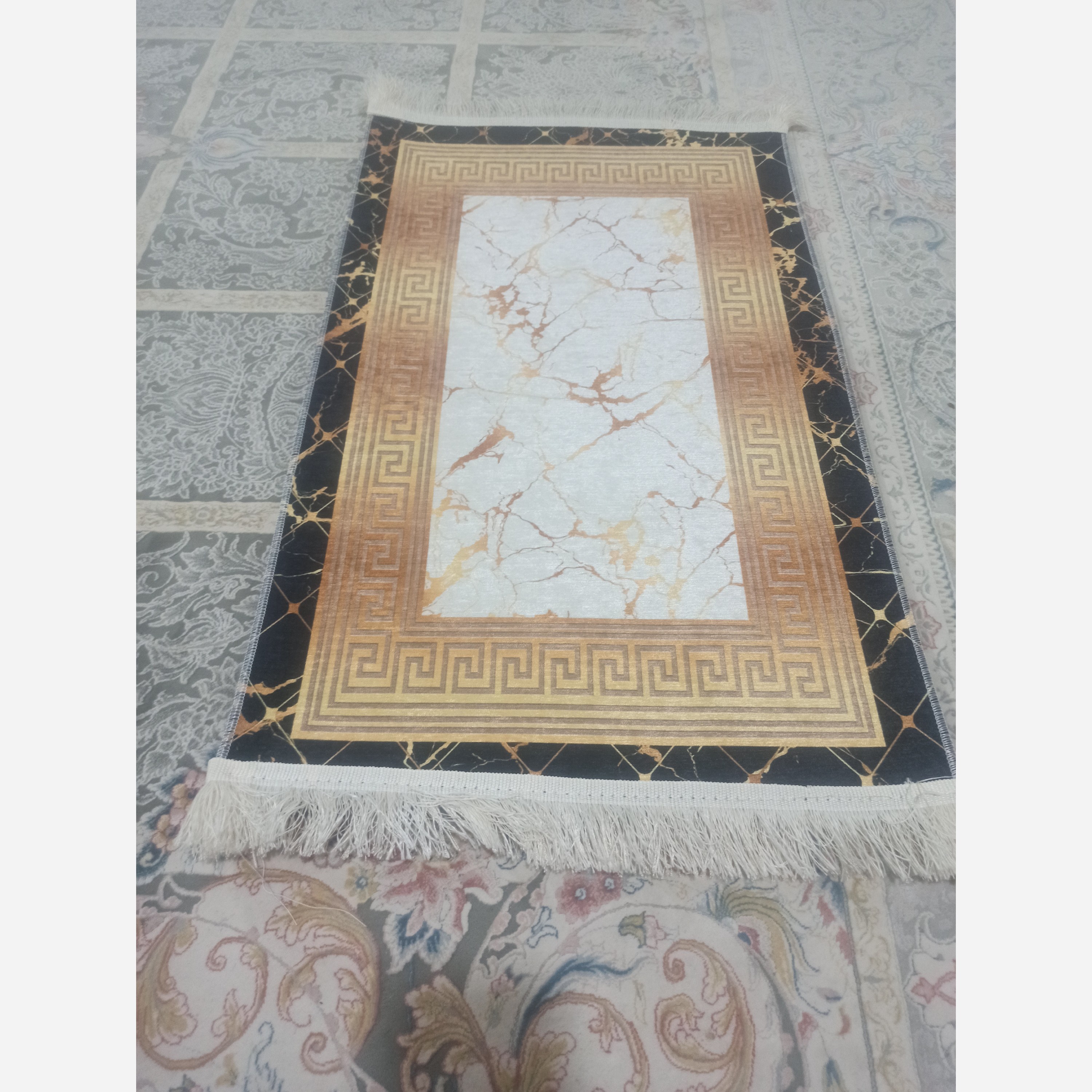 فرشینه مخمل مدرن مشکی طلایی استُپ دار ( ابعاد سفارشی )h253(پس کرایه)